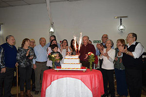 Un momento del corte de la tarta de cumpleaños.