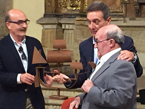 Un momento de la entrega de la carabela a Neto.