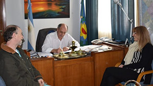 David Hirtz firma la prorroga de la concesión en presencia de Gustavo Osvaldo Herrera y Adriana Robilotte.