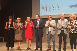 Guillermo Martínez y Begoña Serrano, junto con diferentes autoridades y miembros de Mierenses en el Mundo.
