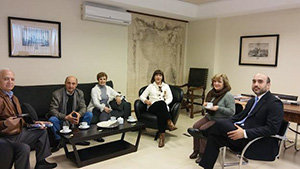 Un momento de la reunión del cónsul con los miembros del CRE.