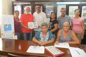 Miembros de la Junta Directiva, con los dos libros.