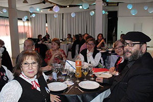 Socios y amigos acudieron a la comida de celebración.