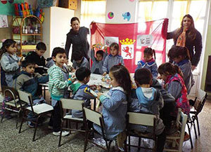 Las representantes del Centro Castellano y Leonés, con los niños del Centro Educativo Complementario.