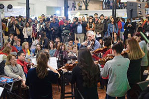 Actuación de los alumnos de violín de la Fundación Española en la Feria Internacional del Libro de Comodoro Rivadavia.