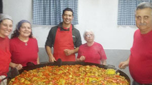 Un momento de la preparación del arroz con pollo del Centro Cultural Valenciano de Coronel Dorrego.