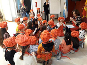 Norma López leyó cuentos a los niños.