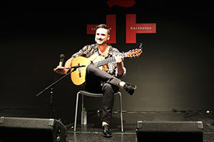 Riki Rivera, durante su actuación en el Cervantes de Tokio.