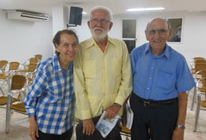 Manuel Álvarez –en el centro–, junto a Estela Bravo y Ernesto Bravo.