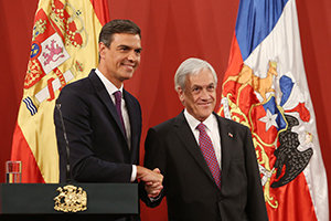 Un momento del saludo entre Pedro Sánchez y Sebastián Piñera.