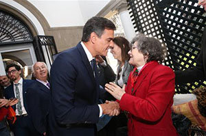 Un momento del emotivo encuentro entre Pedro Sánchez  y Dolores Rodríguez.