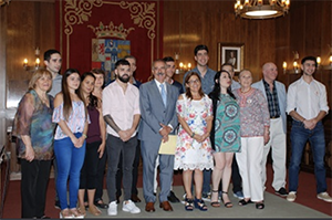 Martín Pozo y Bermúdez, junto con los participantes en los programas Añoranza y Raíces.
