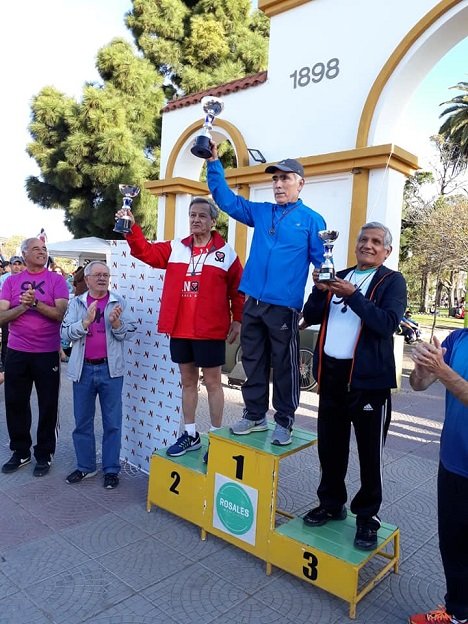 Juan Carlos Herner recibió su copa de subcampeón.
