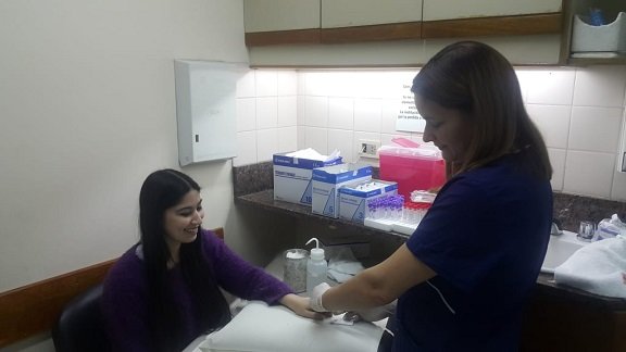Un momento de la campaña para detección de la hepatitis.