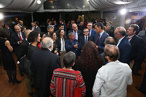 Pedro Sánchez, durante su encuentro en la Embajada con la colectividad.