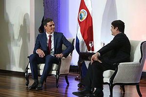Pedro Sánchez y Carlos Alvarado, en el acto Experiencias sobre ambiente, cambio climático y descarbonización.