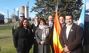 Los representantes de la colectividad española portaron la bandera.