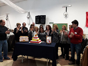 La directiva de la entidad cantó el tradicional cumpleaños feliz.