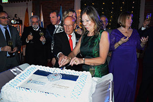 Un momento del corte de la tarta de aniversario.