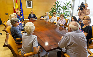 El presidente Revilla, en la reunión con un grupo de integrantes del Centro Cántabro de Rosario.