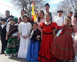 Algunos miembros de la colectividad que participaron en el aniversario de Saldungaray.