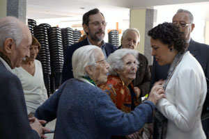 Valerio conversa con los mayores en la residencia del Club Tinetense.