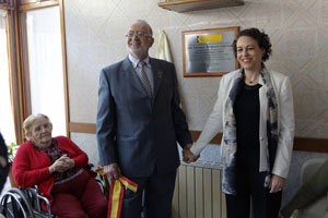 La ministra, con José Monteserín, presidente del Club Tinetense, tras descubrir una placa.