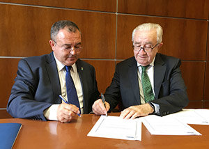 Isaac Pola y José María Quirós, durante la firma del convenio de colaboración.