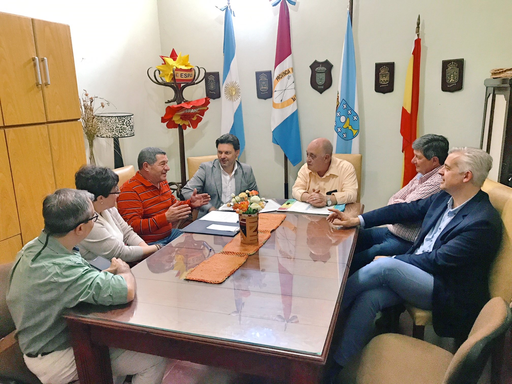 El secretario xeral con representantes del nuevo centro de Rafaela.