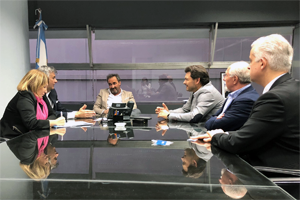 Antonio Rodríguez MIranda y Horacio Pitrau, junto a sus respectivos colaboradores, durante la reunión.