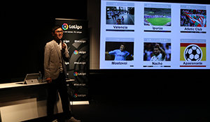El periodista deportivo Ichiro Ozawa guió la tercera sesión del curso de fútbol que se celebra en el Cervantes de Tokio.