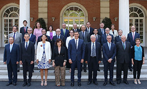 El presidente del Gobierno, Pedro Sánchez y varios miembros del Gabinete posan con el resto de los miembros del Patronato de la Fundación Carolina, al inicio de la reunión celebrada en La Moncloa.