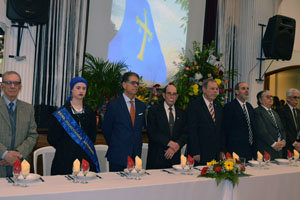 Las autoridades presentes, en el inicio de la celebración.