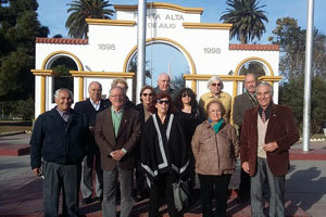 Miembros de la Asociación Española de Punta Alta posan en la plaza donde se celebró el festejo.