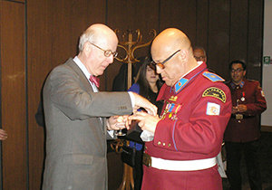 Manuel Peña entrega una distinción al embajador Carlos Roble Fraga.