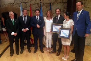 Antonio Rodríguez Miranda, junto al resto de autoridades presentes en el acto y los dos homenajeados.