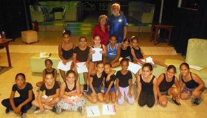 Manuel Álvarez Fuentes, con las niñas del coro Artística Gallega.