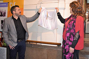 Diego Martínez y Hebe Otero descubren una placa que consigna el nuevo nombre del MEGA.