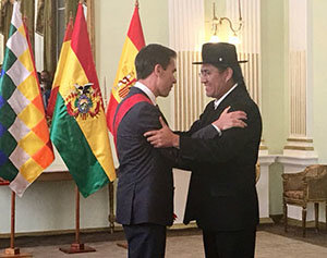 Enrique Ojeda recibió la distinción de Diego Pary.