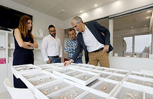 Conde, durante la visita al obrador artesano Fink Orfebres.