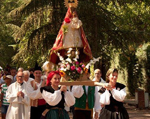 Socias del Centro Asturiano de Madrid llevan a La Santina en procesión.