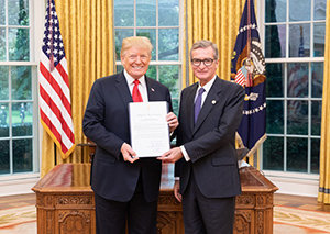 Santiago Cabanas presentó sus cartas credenciales a Donald Trump.