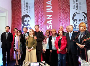 Organizadores, autoridades, la guionista y los actores posan al término de la presentación, en la Casa de San Juan en Buenos Aires.
