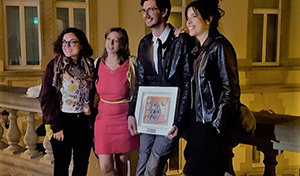 Pau Bacardit posa con el galardón recibido.