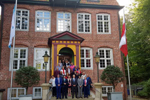 Miranda y los dirigentes que le acompañan posan junto a las autoridades de Cuxhaven.