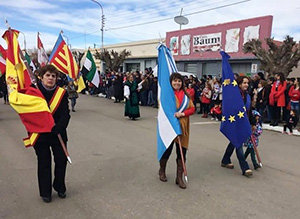 La Asociación Española de Puerto de San Julián participó en el desfile de aniversario de la ciudad.