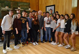 Miguel Santalices, junto con los alumnos del Instituto Santiago Apóstol de Buenos Aires.
