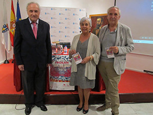 José Ramón Ónega, Carmen Basadre y Manuel Lombao, con el cartel de las fiestas, antes de comenzar la presentación.