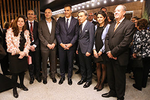 Pedro Sánchez, junto con la colectividad española en Canadá.