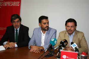 Antonio Rodríguez Miranda, durante su intervención, acompañado por José Antonio Redondo e Ignacio López-Chaves.